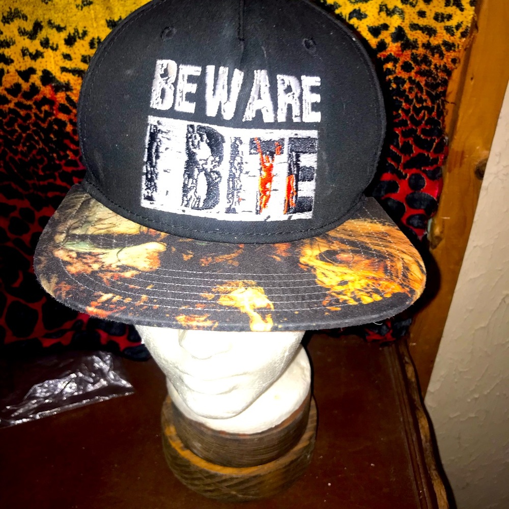 Youth Hat like new 
“BEWARE I BITE”